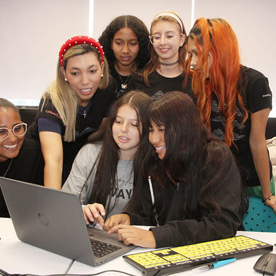 Cali celebra y fortalece el conocimiento de las niñas y mujeres en Tecnologías de la Información y las Comunicaciones