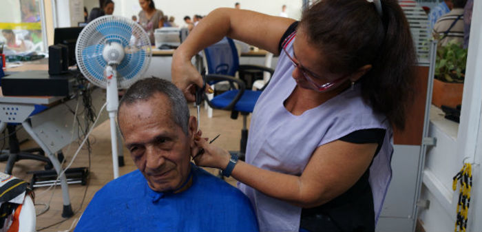 Jornadas gratuitas de vacunación y peluquería para adultos mayores