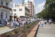 Con una marcha masiva la alcaldía de cali conmemora el día de las víctimas 