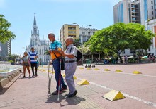Un total de 350 personas con discapacidad visual recibieron su bastón para poder movilizarse