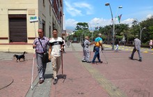 Un total de 350 personas con discapacidad visual recibieron su bastón para poder movilizarse