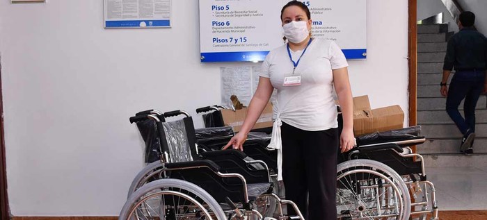 Administración caleña continúa con la entrega de sillas de ruedas a la población con discapacidad