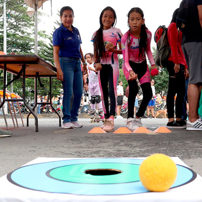 Niños y adultos hicieron girar el ‘zumbambico’ en la Ciclovida de Cali
