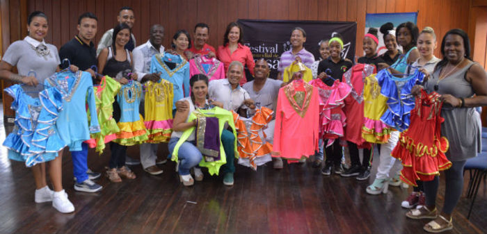 Entrega de vestuarios a bailarines infantiles, Mundialito 2015
