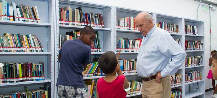 Alcalde entregó dos bibliotecas públicas que se convertirán en clubes culturales para la paz