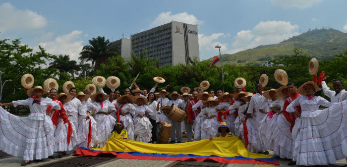 El Grupo Representativo de Danzas del Instituto Popular de Cultura “Colombia Folclórica” inicia gira internacional representando al país.