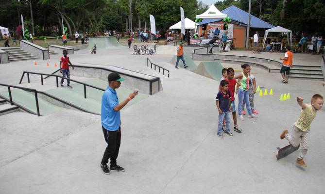 En imágenes, así disfrutan los niños y niñas de Ciudad Códoba su skatepark