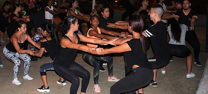 Cuerpo y espíritu ‘abre pista’ con las escuelas de baile que desfilarán en el Salsódromo