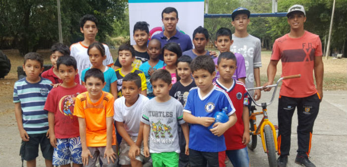 Óscar Andrés Tunjo comparte con niños de los centros de iniciación y formación