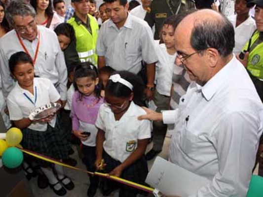 Alcaldía entregó nuevas instalaciones educativas en la Comuna 7
