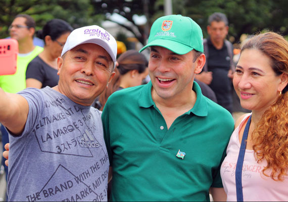 En compañía del alcalde de Cali, Alejandro Eder, los usuarios de la Ciclovida disfrutaron del Día Mundial de la Risa