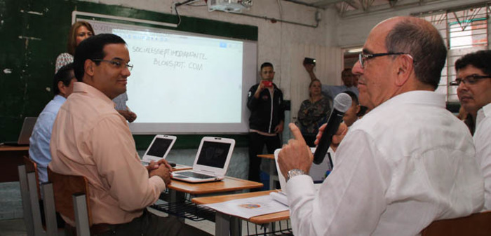 Alcalde presenció clase en una de las nuevas aulas dotadas con tecnología digital