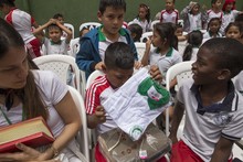 Estudiantes víctimas del conflicto armado estrenan uniformes