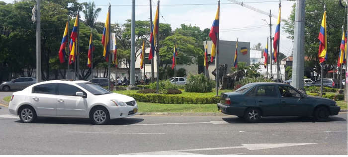 La glorieta de Ciudad Jardín se engalana con la bandera de Colombia