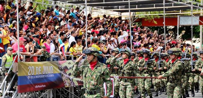 Miles de caleños llenaron la Autopista Suroriental para disfrutar del desfile militar del 20 de Julio