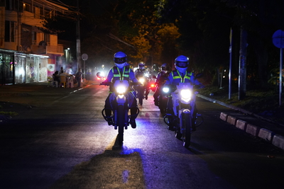 Agentes de tránsito patrullan la ciudad en la noche