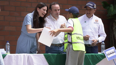 Entrega de diploma a patrullero escolar por parte del Alcalde Alejandro Eder