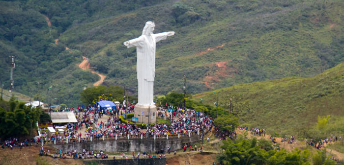 400  mil personas subieron a los cerros de Cristo Rey y Tres Cruces el jueves santo