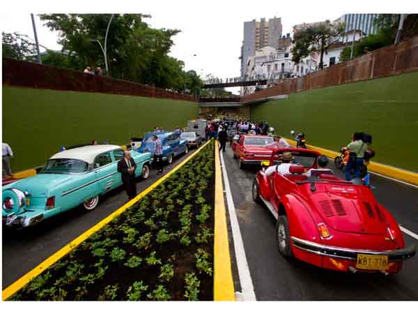 Cali vive una transformación urbana; con desfile de autos antiguos, el túnel de la Av. Colombia y el Bulevar del Río fueron puestos en servicio