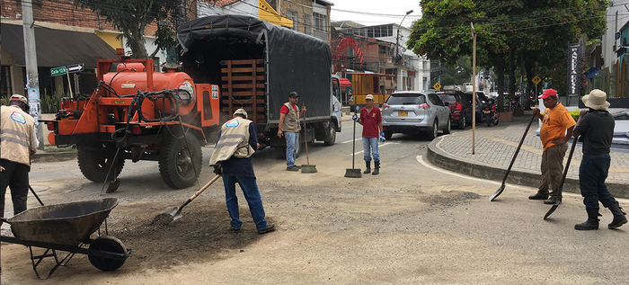 Bachetón arregla vías en el interior de los barrios