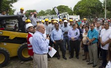 Alcalde Armitage entrega maquinaria para reforzar la pavimentación con adoquines en los barrios de Cali