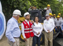 Alcalde Armitage entrega maquinaria para reforzar la pavimentación con adoquines en los barrios de Cali