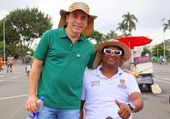 En compañía del alcalde de Cali, Alejandro Eder, los usuarios de la Ciclovida disfrutaron del Día Mundial de la Risa