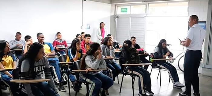 Blanco y Negro Masivo realiza trabajos de sensibilización en colegios de la Comuna 1
