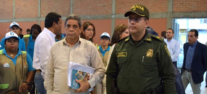 Caleños de la comuna 5 reconocen la labor de la Policía de la estación La Rivera