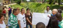 Alcalde Armitage socializa obras de entamboramiento del canal Cauquita con vecinos de la comuna 14