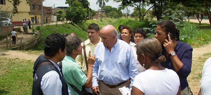 Alcalde Armitage socializa obras de entamboramiento del canal Cauquita con vecinos de la comuna 14