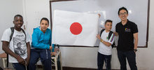 Gobierno de Japón visitó instituciones educativas a las que donará mobiliario estudiantil