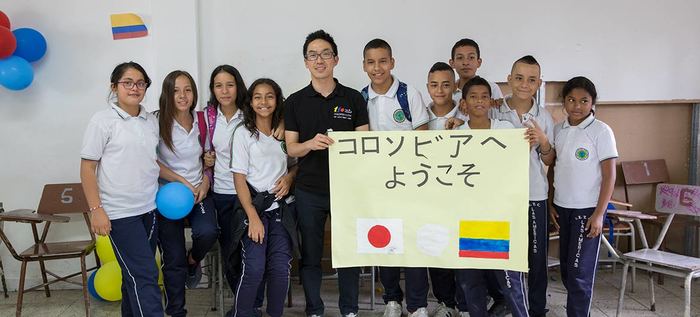 Gobierno de Japón visitó instituciones educativas a las que donará mobiliario estudiantil