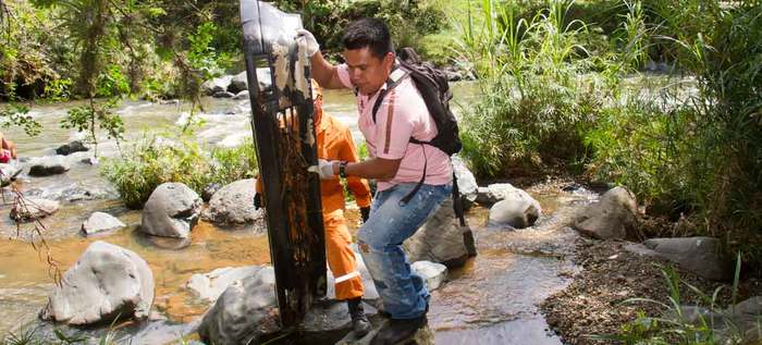 Desmovilizados, Gestores de Paz y Cultura y la comunidad de la quebrada del Cabuyal realizaron jornada de recuperación ambiental.