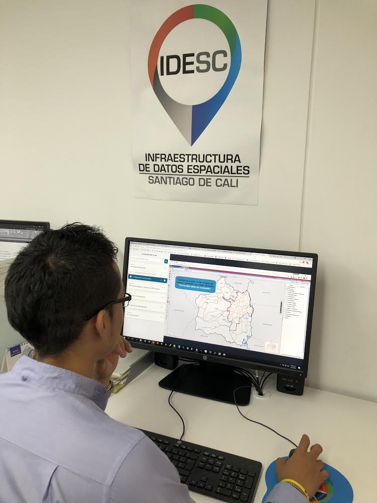 Persona sentada frente a un computador realizando el curso en línea del Geovisor IDESC.