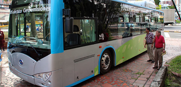 Muestran tecnología de vanguardia en buses y taxis eléctricos para servicio público