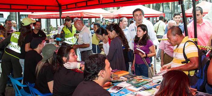 Plaza de Caycedo inició su IV feria Mil libros en la plaza