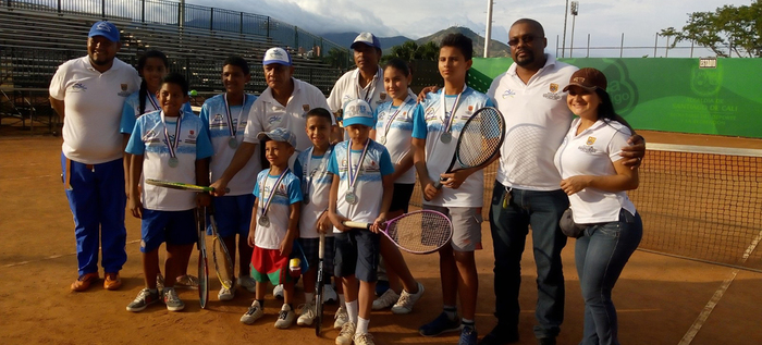 Más de 200 niños participaron en el Festival de Tenis de Campo