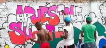 Jóvenes de la comuna 14 le apuestan a la paz y plasman su deseo en un mural