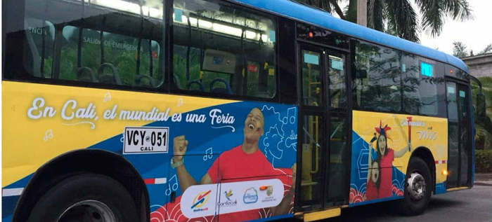 Bus del MIO alusivo a la Copa Mundo, rueda por las calles de Cali
