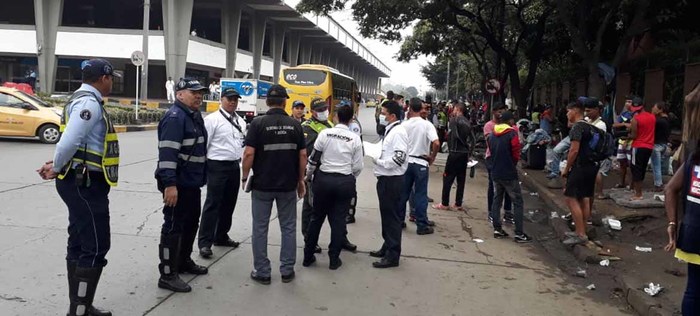 Autoridades intervienen asentamiento de venezolanos frente a la Terminal de Transportes