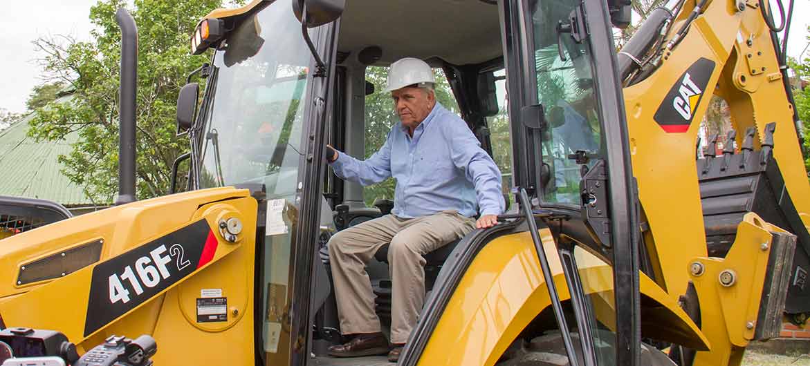 Alcalde Maurice Armitage entregó maquinaria que agilizará la pavimentación con adoquines en sectores vulnerables de Cali 