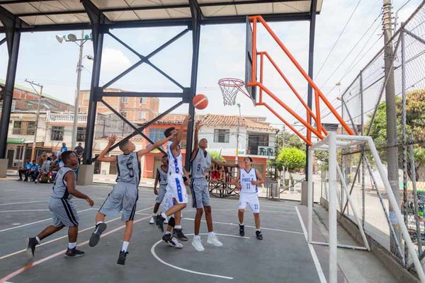 Jóvenes de la capital del Valle continúan disputando el título del ‘Torneo Deporvida NBA’ 2019