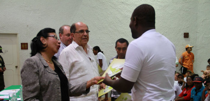 Vivienda recibe documentos para  títulos gratis de predios, en  la Comuna 1