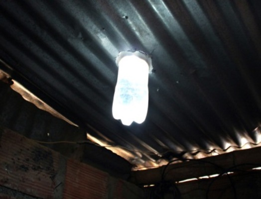 11 familias de la ladera ya iluminan sus casas con botellas alimentadas por luz solar