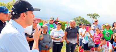 Alcalde de Cali logra acuerdos con la comunidad para proteger el Cerro del Morro en la Comuna 18. El proyecto habitacional altos de Santa Elena no se construirá en esta área