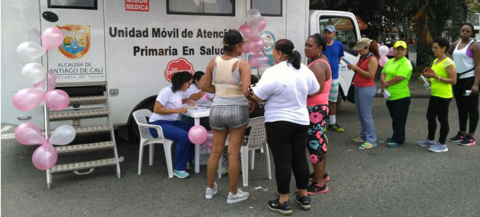 Campaña contra el cáncer de mama,  tuvo espacio en la Ciclovida, mujeres le dijeron si, al autoexamen de seno