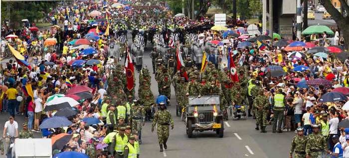 Alcalde Armitage preside desfile militar y policivo del Día de Independencia