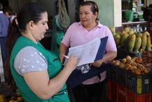 Alcaldía de Cali interviene con jornada de limpieza la plaza de mercado Santa Elena