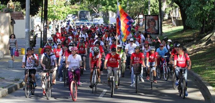Estudiantes universitarios promovieron la paz sostenible montándose a la bicicleta